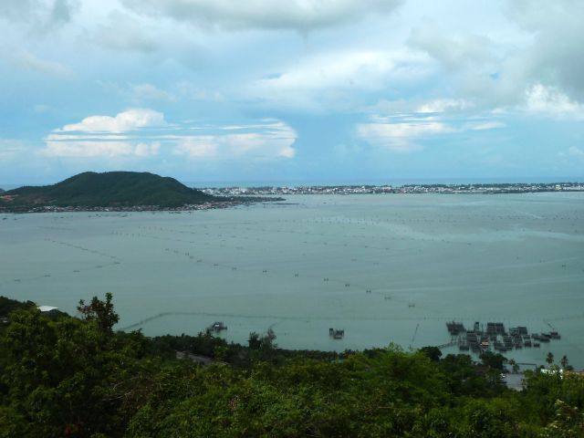 Die Stadt Songkhla von der Insel aus gesehen.